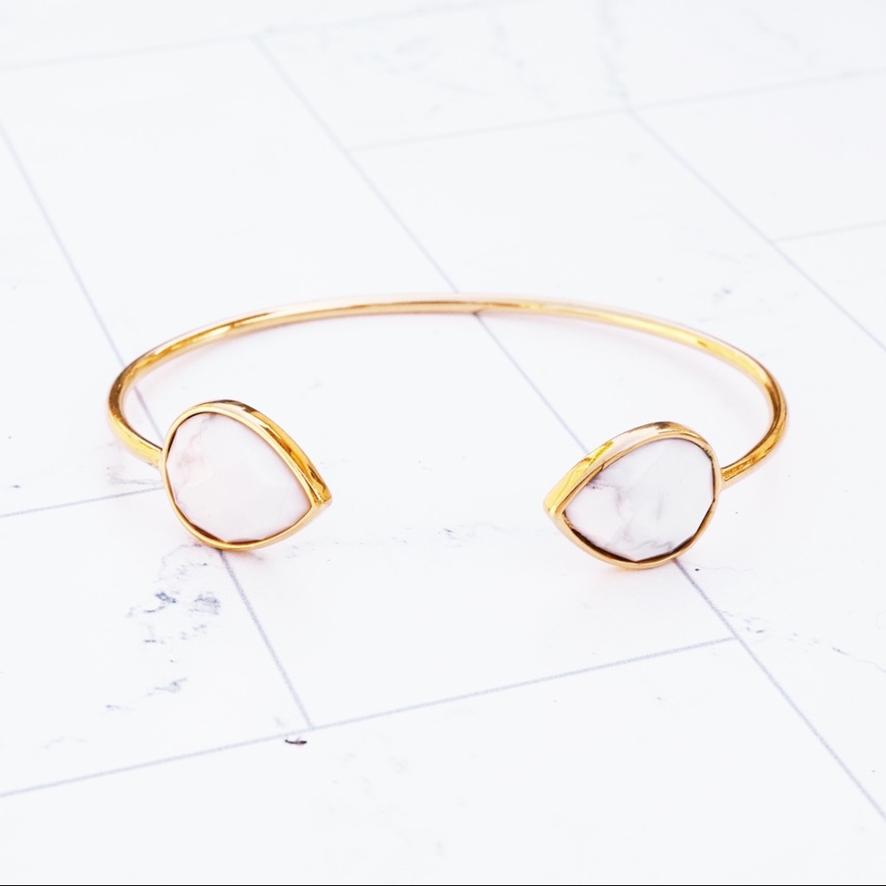 Teardrop Howlite Gold Wire Bracelet